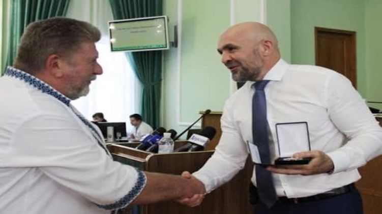 Мангер (справа) чувствует себя достаточно хорошо, чтобы съездить в Киев. Фото: Facebook/ gandziukgate
