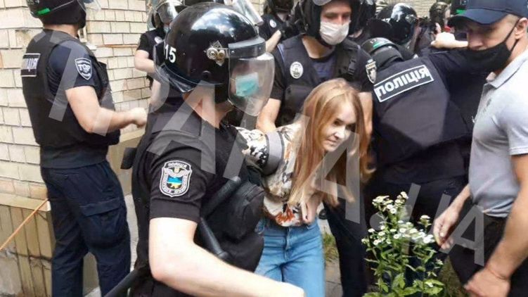 Момент задержания девушки Стерненко. Фото: "Страна"