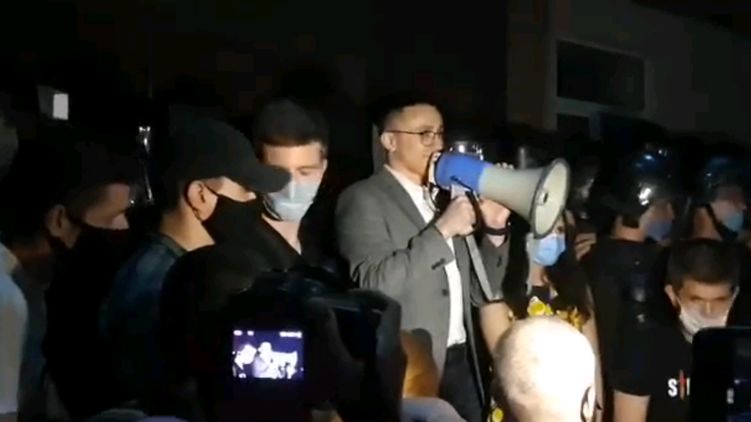 Стерненко призвал ехать на Банковую и к генпрокурору домой. Скриншот из видео
