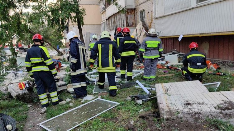 Взрыв дома в Киеве. Под завалами остался как минимум один человек, еще один погиб. Фото: ГСЧС