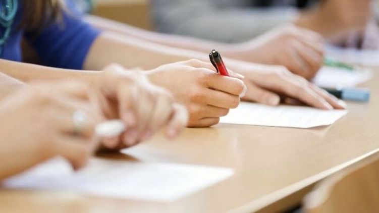 Несмотря на отмену государственной итоговой аттестации у выпускников есть право пройти ее по желанию Фото: facebook.com