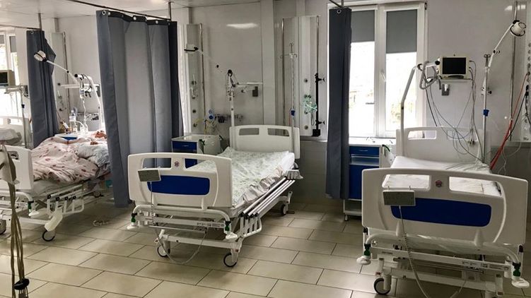 В реанимацию можно заходить только в  специальных костюмах. Фото: facebook.com