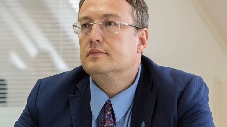 Геращенко поручили подготовить законопроект об оскорблении полицейских. Фото: Facebook/ anton.gerashchenko