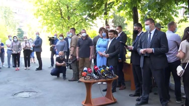 Зеленский вручил квартиры семьям погибших во время взрыва дома в Киеве. Скриншот