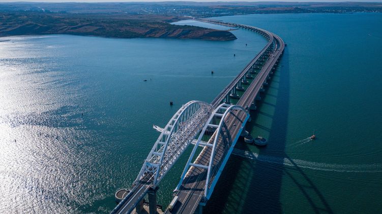 Сегодня по Крымскому мосту прошли первые грузовые поезда. Фото: Википедия