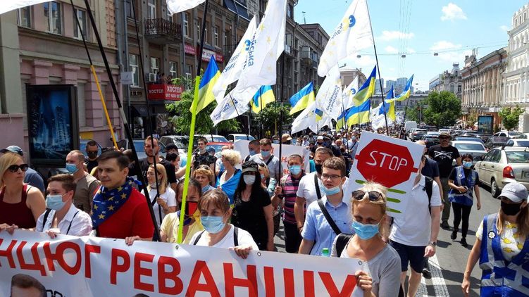 Сторонники Порошенко с экс-президентом идут к Печерскому суду. Фото: "Страна"