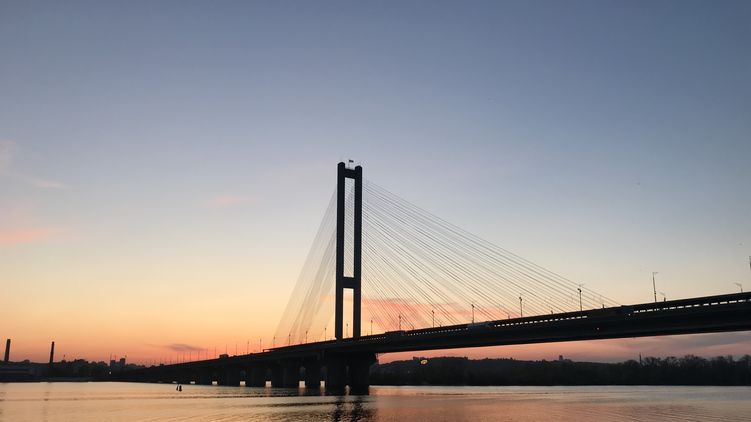 С сегодняшнего вечера до 30 августа на столичном мосту будет ограничено движение транспорта.  Фото: КГГА