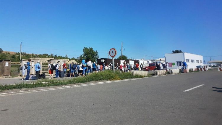 На КПВВ Новотроицкое люди в очереди, чтобы попасть в "ДНР". Фото: Telegram