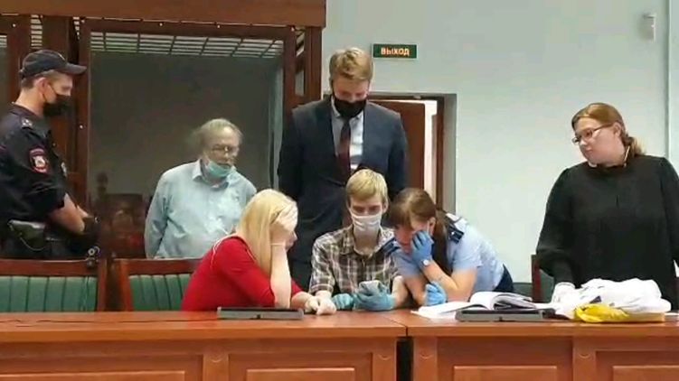 Скоколов в суде слушает переписку с Ещенко. Скриншот из видео