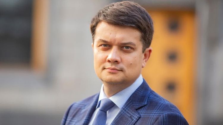Спикер Верховной Рады Дмитрий Разумков рассказал в интервью "Стране" о вероятности досрочных выборов и переносе местных выборов