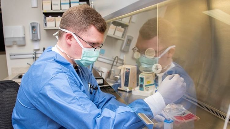 За сутки Сovid-19 подтвердили у 74 сотрудников медучреждений. Фото: health.mil