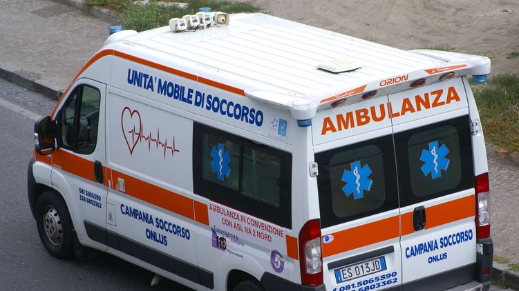 В Киеве из-за незаконно установленного шлагбаума "скорая" не доехала к пациенту. Фото: Public Domain Pictures