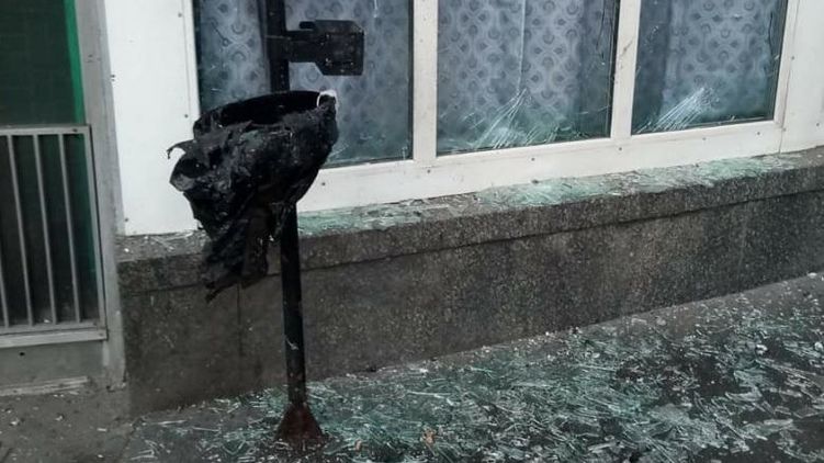 По данным полиции, возле "Шулявской" взорвалась мусорная урна, в которую до этого был помещен неизвестный предмет. Фото: Нацполиция