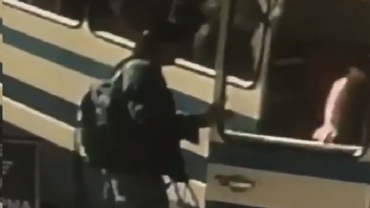 Террорист зашел в автобус с сумкой и рюкзаком. Скриншот из видео