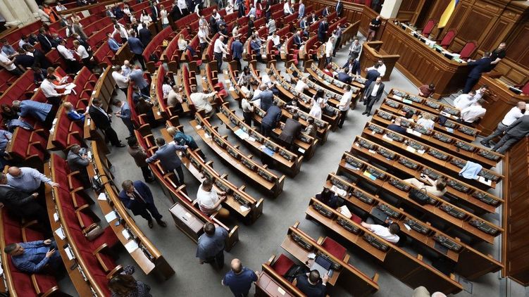 Нардепы хотят снизить возраст украинской молодежи. Фото: "Страна"