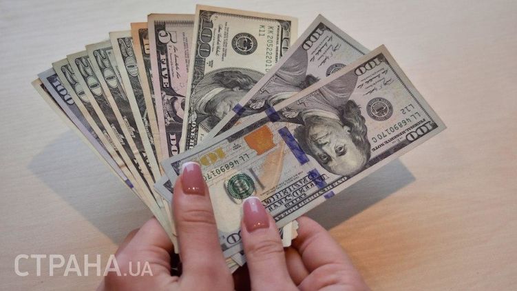 Гривна укрепилась к доллару на 7 копеек. Фото: Страна