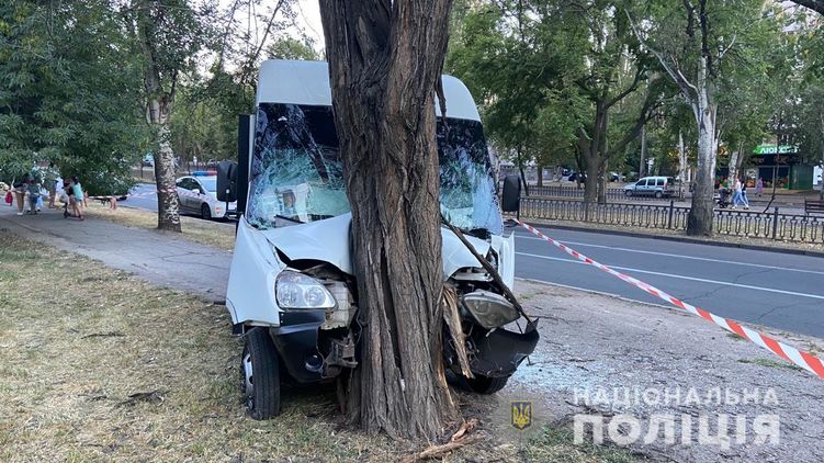 В Николаеве маршрутка врезалась в дерево, пострадали девять человек. Фото: Национальная полиция