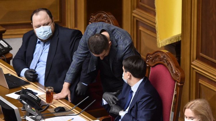 Стефанчук (слева) заявил, что проводить референдумы очень дорого. Фото: Страна