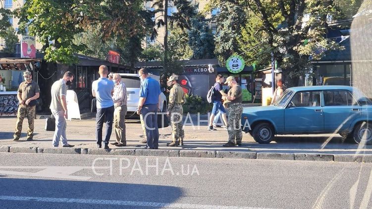 Пожилой террорист (в светлых брюках и рубашке) рассказал, как готовил взрыв. Фото: Страна