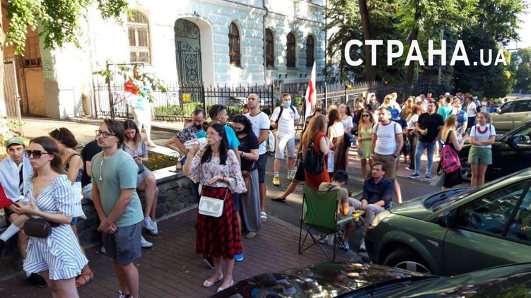Под посольством Беларуси в Киеве скопилась очередь желающих проголосовать. Фото: "Страна"