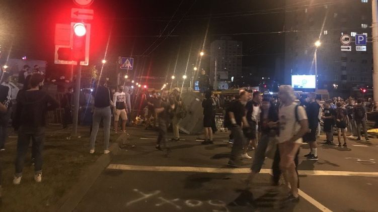В Минске протестующие начали кидать в ОМОН коктейли Молотова. Фото: Telegram/Беларусь головного мозга