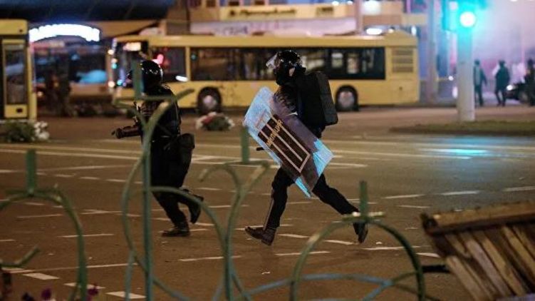 Спецназ и ОМОН жестко разгоняют митингующих в Минске, фото: ria.ru