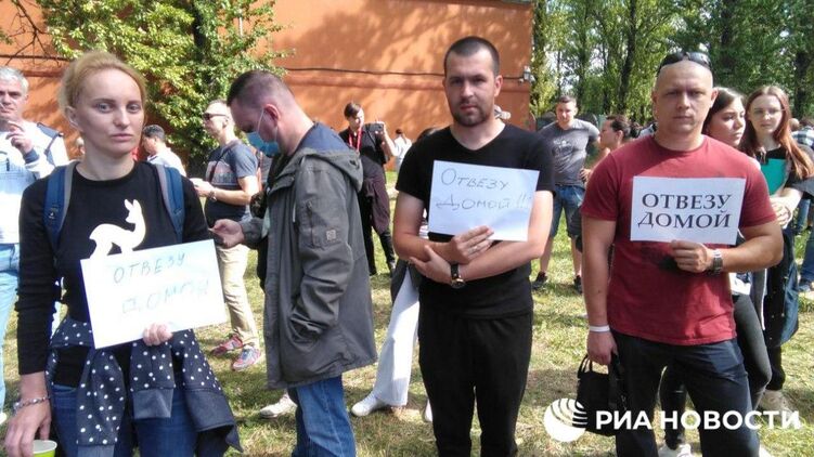 Возле Минского изолятора - люди, которые готовы подвезти домой отпущенных на свободу. Фото: РИА Новости