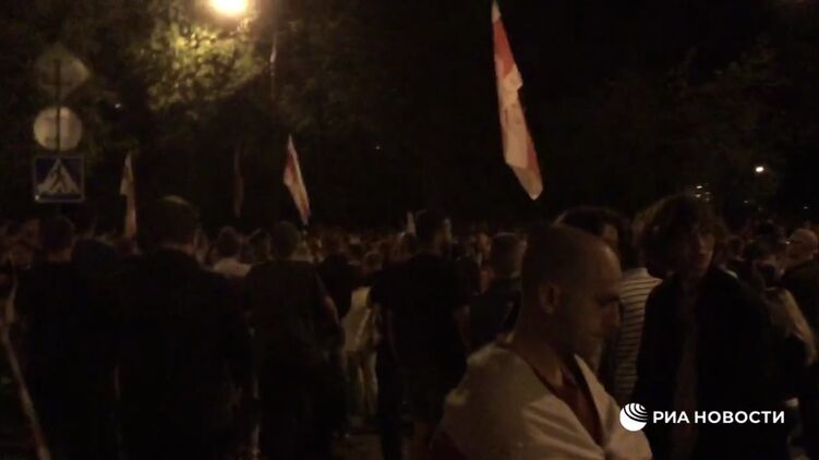 Протестующие (в основном молодежь) не расходится от ИВС. Скриншот из видео