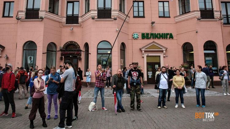 Возле здания МВД в Минске собрались митингующие. Фото: t.me/belsat