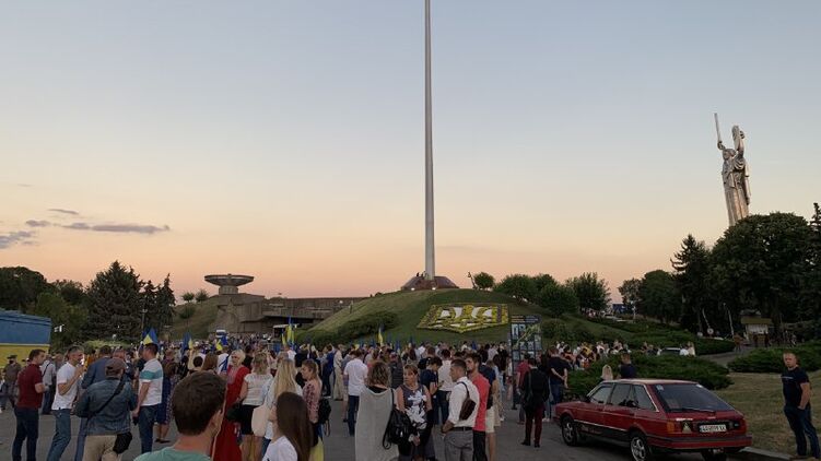 В Киеве поднимают самый большой флаг. Фото: Страна