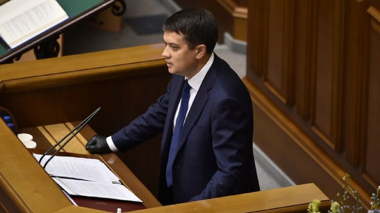 Разумков подписал закон о повышении минимальной зарплаты. Фото: Страна