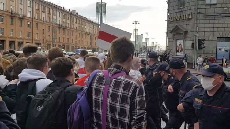 Студенты прорвали оцепление в Минске. Скриншот 