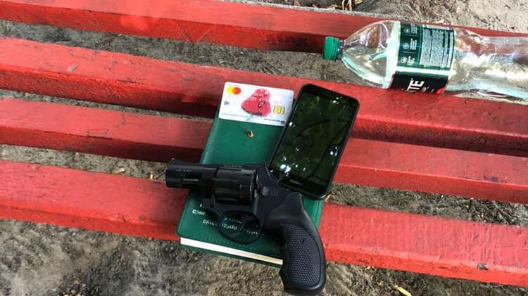 В Киеве мужчина угрожал сотрудникам банка. Фото: Facebook/Патрульна поліція Києва