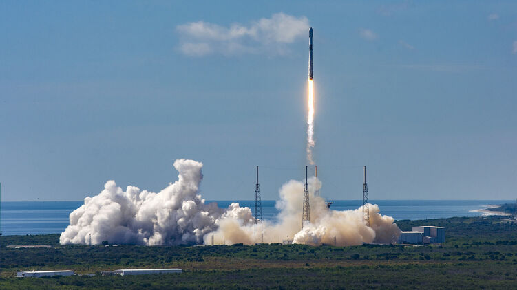Ракета SpaceX Falcon 9 запускает  одиннадцатую партию спутников Starlink . Фото: SpaceX
