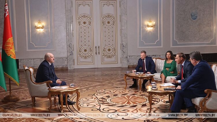 Лукашенко дает интервью российским СМИ. Фото: Белта