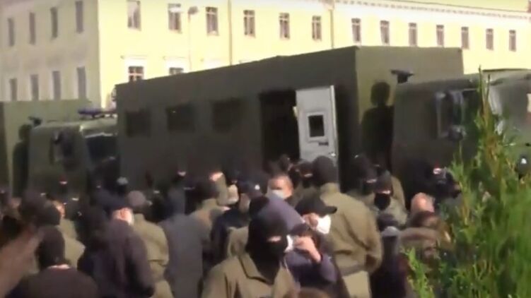 Силовики в Беларуси задерживают людей на подходе к месту проведения акции протеста