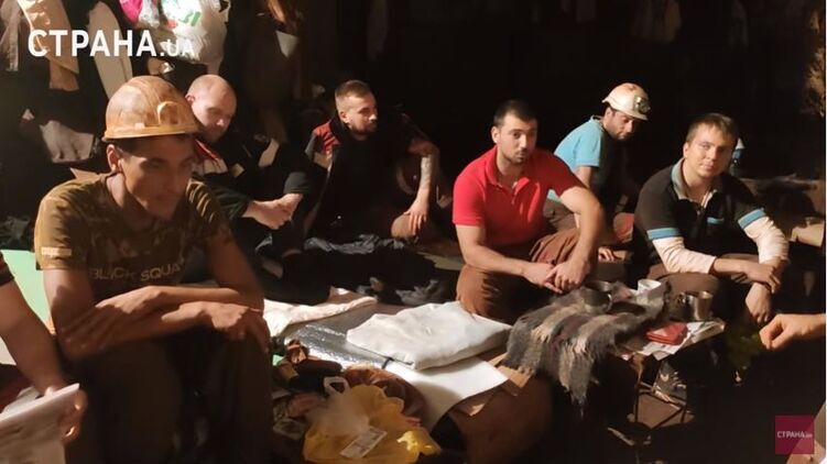 Шахтеры устроили бессрочный протест под парламентом. Фото: Скриншот из видео