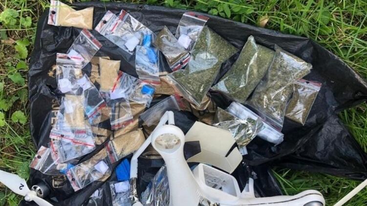Правоохранители изъяли у мужчины более 40 пакетов с вероятно наркотическим веществом и несколько пластинок с таблетками. Фото: facebook.com/ UA.KyivPolice
