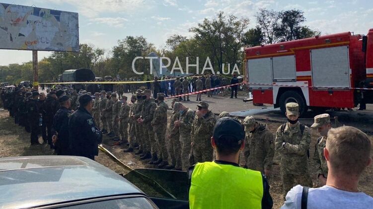 Обломки самолета Ан-26 погрузили в военный автомобиль и доставляют в Харьков. Фото: Страна