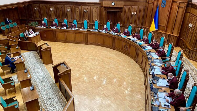 Из-за неявки представителя президента в КСУ рассмотрение жалобы на закон о рынке земли перенесли. Фото: Facebook/ Конституційний Суд України - офіційна сторінка