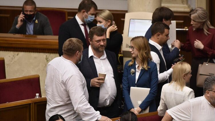 Многие нардепы в Раде игнорируют защитные маски. Фото: Страна