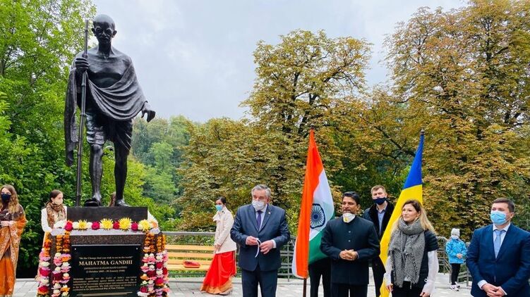 открытие памятника Махатма Ганди в Киеве. Фото: twitter/IndiainUkraine