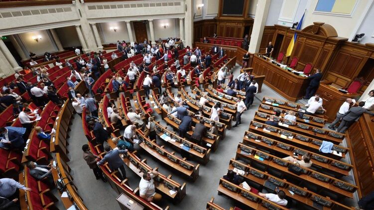 Депутаты рассмотрят проект постановления о ВСК по "вагнеровцам" в зале парламента. Фото: "Страна"