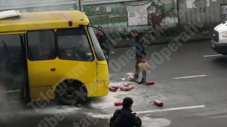 Маршрутку помогали тушить другие водители. Фото: Киев оперативный
