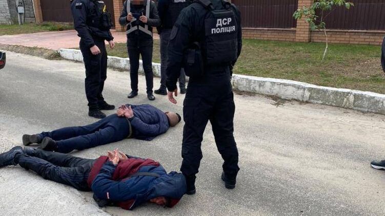 Преступников задержали во время передачи им денег. Фото: Офис генпрокруора