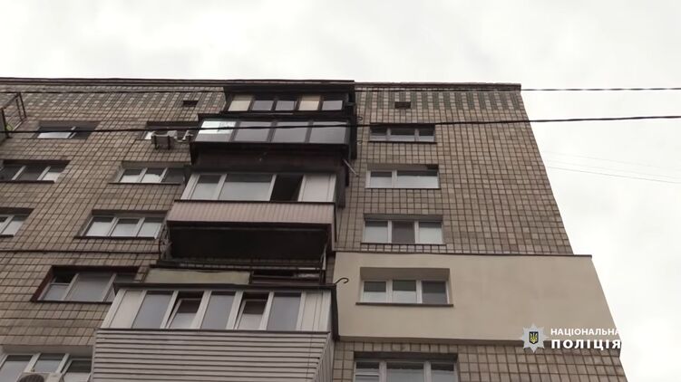 Киевлянка с ребенком выпали из окна. Скриншот из видео