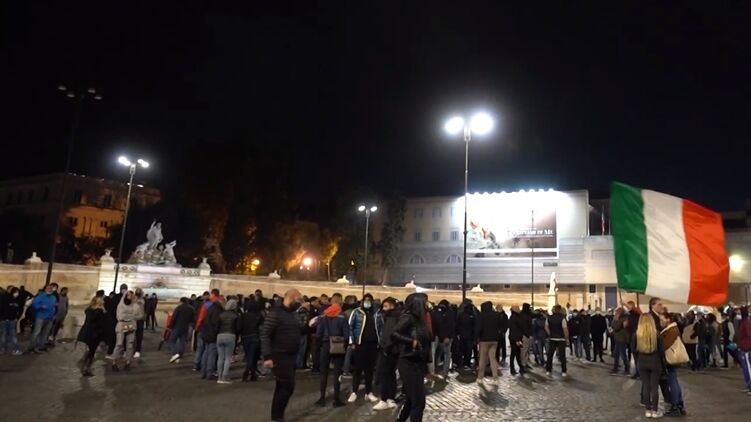 В Италии протестуют против карантинных ограничений. Кадр с видео