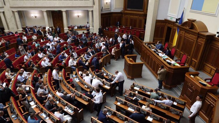 Нардепы рассказали об отношении к законопроекту Зе об увольнении судей КСУ. Фото: "Страна"
