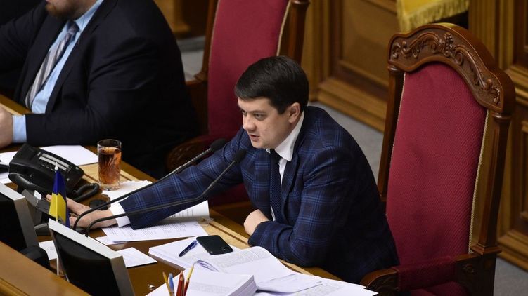 Разумков в Раде продвигает свой законопроект по Конституционному суду. Фото: Страна