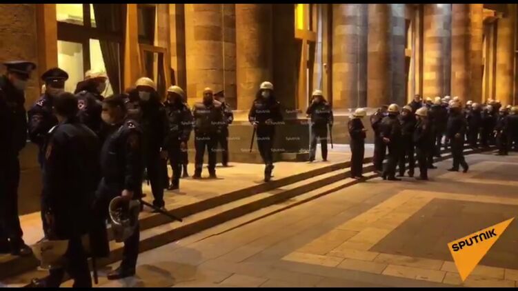 У здания правительства много полиции. Скриншот из видео